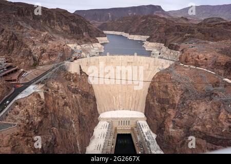 Una vista generale della diga di Hoover, domenica 7 marzo 2021, vicino a Boulder City, Nevis. Foto Stock