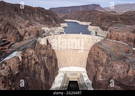 Una vista generale della diga di Hoover, domenica 7 marzo 2021, vicino a Boulder City, Nevis. Foto Stock