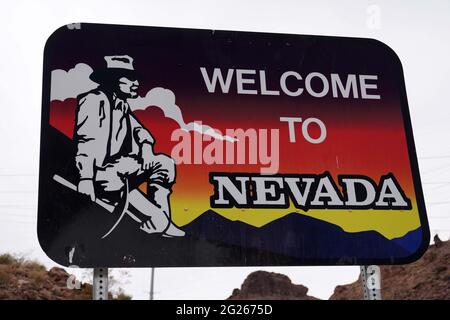 Un cartello di benvenuto in Nevada presso la diga di Hoover, domenica 7 marzo 2021, vicino a Boulder City, Nevis. Foto Stock