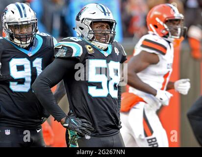 Cleveland, Stati Uniti. 09 dicembre 2018. Il linebacker Thomas Davis (58) della Carolina Panthers guarda un replay durante l'azione contro i Cleveland Browns il 9 dicembre 2018, al FirstEnergy Stadium di Cleveland. (Foto di Jeff Siner/Charlotte Observer/TNS/Sipa USA) Credit: Sipa USA/Alamy Live News Foto Stock