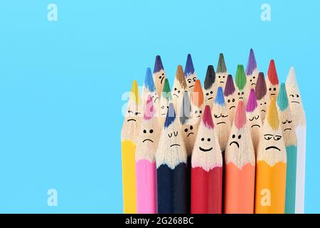 Matita sorridente luminosa tra grandi matite tristi colorate. Primo piano  scatto macro. Foto ad alta risoluzione. Profondità di campo completa Foto  stock - Alamy
