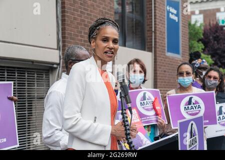 New York, Stati Uniti. 8 giugno 2021. Maya Wiley, candidato mayoral, ha una conferenza stampa per annunciare il piano di copertura sanitaria universale presso il Montefiore Medical Center di Bronx, New York, l'8 giugno 2021. Wiley è stato incarnato da 1199 membri del SEIU e dalla New York state Nurses Association. Wiley ha detto che il piano trasformerebbe la copertura sanitaria a New York ed estenderebbe l'assistenza a centinaia di migliaia di residenti. (Foto di Lev Radin/Sipa USA) Credit: Sipa USA/Alamy Live News Foto Stock