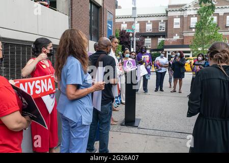 New York, Stati Uniti. 8 giugno 2021. Maya Wiley, candidato mayoral, ha una conferenza stampa per annunciare il piano di copertura sanitaria universale presso il Montefiore Medical Center di Bronx, New York, l'8 giugno 2021. Wiley è stato incarnato da 1199 membri del SEIU e dalla New York state Nurses Association. Wiley ha detto che il piano trasformerebbe la copertura sanitaria a New York ed estenderebbe l'assistenza a centinaia di migliaia di residenti. (Foto di Lev Radin/Sipa USA) Credit: Sipa USA/Alamy Live News Foto Stock