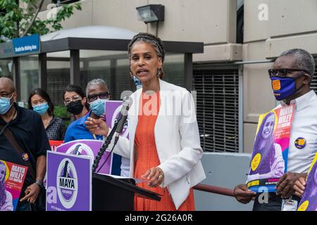 New York, Stati Uniti. 8 giugno 2021. Maya Wiley, candidato mayoral, ha una conferenza stampa per annunciare il piano di copertura sanitaria universale presso il Montefiore Medical Center di Bronx, New York, l'8 giugno 2021. Wiley è stato incarnato da 1199 membri del SEIU e dalla New York state Nurses Association. Wiley ha detto che il piano trasformerebbe la copertura sanitaria a New York ed estenderebbe l'assistenza a centinaia di migliaia di residenti. (Foto di Lev Radin/Sipa USA) Credit: Sipa USA/Alamy Live News Foto Stock