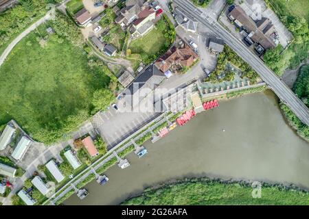 Foto aerea delle barche ormeggiate sul fiume Arun ad Amberley in Inghilterra del Sussex occidentale. Foto Stock