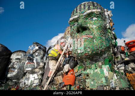 Solo PER USO EDITORIALE Mount Recyclemore: La E7, che è stata creata per e-waste, a somiglianza dei leader del G7 e nello stile di Mount Rushmore dell'artista britannico Joe Rush per il recommerce esperto di tecnologia musicMagpie, è presentata su Sandy Acres Beach in Cornovaglia in vista del G7 Summit che inizia più tardi questa settimana. Data immagine: Martedì 8 giugno 2021. Foto Stock