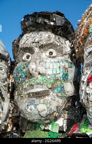 Solo PER USO EDITORIALE Mount Recyclemore: La E7, che è stata creata per e-waste, a somiglianza dei leader del G7 e nello stile di Mount Rushmore dell'artista britannico Joe Rush per il recommerce esperto di tecnologia musicMagpie, è presentata su Sandy Acres Beach in Cornovaglia in vista del G7 Summit che inizia più tardi questa settimana. Data immagine: Martedì 8 giugno 2021. Foto Stock