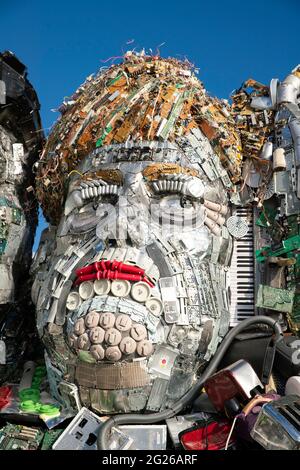 Solo PER USO EDITORIALE Mount Recyclemore: La E7, che è stata creata per e-waste, a somiglianza dei leader del G7 e nello stile di Mount Rushmore dell'artista britannico Joe Rush per il recommerce esperto di tecnologia musicMagpie, è presentata su Sandy Acres Beach in Cornovaglia in vista del G7 Summit che inizia più tardi questa settimana. Data immagine: Martedì 8 giugno 2021. Foto Stock