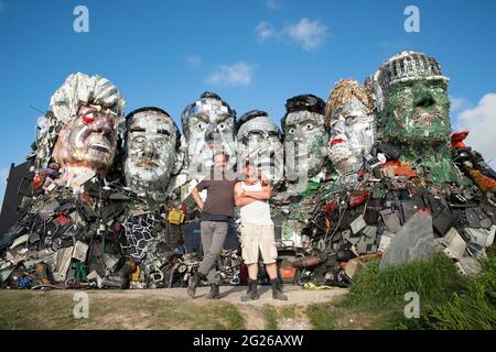 Solo PER USO EDITORIALE Mount Recyclemore: La E7, che è stata creata per e-waste, a somiglianza dei leader del G7 e nello stile di Mount Rushmore dell'artista britannico Joe Rush per il recommerce esperto di tecnologia musicMagpie, è presentata su Sandy Acres Beach in Cornovaglia in vista del G7 Summit che inizia più tardi questa settimana. Data immagine: Martedì 8 giugno 2021. Foto Stock