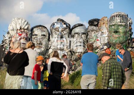 Solo PER USO EDITORIALE Mount Recyclemore: La E7, che è stata creata per e-waste, a somiglianza dei leader del G7 e nello stile di Mount Rushmore dell'artista britannico Joe Rush per il recommerce esperto di tecnologia musicMagpie, è presentata su Sandy Acres Beach in Cornovaglia in vista del G7 Summit che inizia più tardi questa settimana. Data immagine: Martedì 8 giugno 2021. Foto Stock