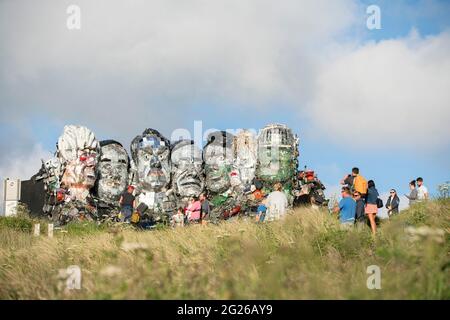 Solo PER USO EDITORIALE Mount Recyclemore: La E7, che è stata creata per e-waste, a somiglianza dei leader del G7 e nello stile di Mount Rushmore dell'artista britannico Joe Rush per il recommerce esperto di tecnologia musicMagpie, è presentata su Sandy Acres Beach in Cornovaglia in vista del G7 Summit che inizia più tardi questa settimana. Data immagine: Martedì 8 giugno 2021. Foto Stock