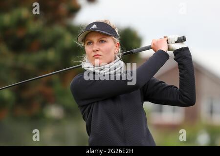 Troon, Regno Unito. 8 Giugno 2021. ELLIE GOWER rappresenta il club di golf Dunbracken Ladies, che si tea via al 17 su Barassie Links, Troon durante il campionato aperto femminile organizzato dal R and A. Credit: Findlay/Alamy Live News Foto Stock