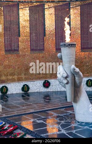 VOLGOGRAD, RUSSIA - 16 AGOSTO 2020: Hall of Fame al complesso memoriale di Mamayev Kurgan. La mano tiene la fiamma eterna, guardia d'onore. Elenchi di quei kil Foto Stock