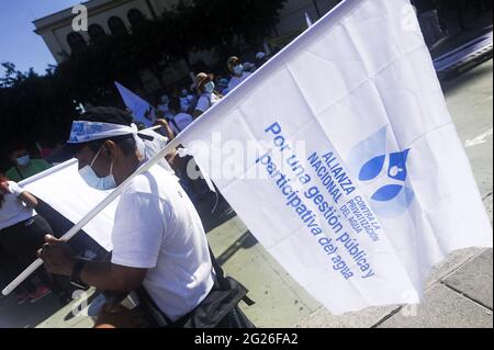 San Salvador, El Salvador. 8 giugno 2021. Durante la dimostrazione, un dimostratore è in possesso di una bandiera. I membri delle chiese e dei movimenti sociali scesero in strada per protestare per l'ambiente, il Congresso Salvadorano archiviò centinaia di tute di legge, tra cui diverse proposte per l'ambiente, tra cui l'acqua come diritto umano. Credit: SOPA Images Limited/Alamy Live News Foto Stock