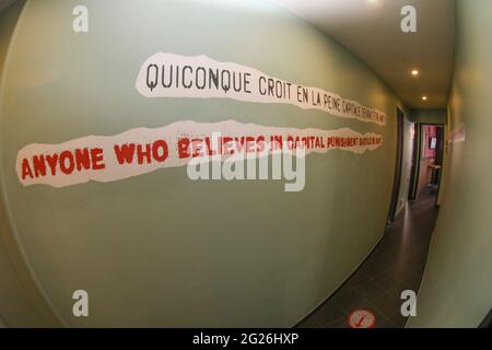 HOTEL A PARIGI, BANKSY, CIRCONDATO DA MURA Foto Stock