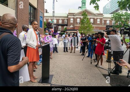 New York, Stati Uniti. 8 giugno 2021. Maya Wiley, candidato mayoral, tiene una conferenza stampa per annunciare il piano di copertura sanitaria universale presso il centro medico di Montefiore nel Bronx. Wiley è stato incarnato da 1199 membri del SEIU e dalla New York state Nurses Association. Wiley ha detto che il piano trasformerebbe la copertura sanitaria a New York ed estenderebbe l'assistenza a centinaia di migliaia di residenti. (Foto di Lev Radin/Pacific Press) Credit: Pacific Press Media Production Corp./Alamy Live News Foto Stock