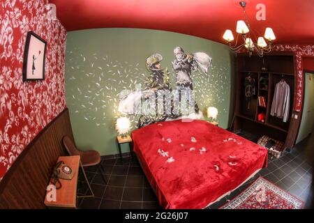 HOTEL A PARIGI, BANKSY, CIRCONDATO DA MURA Foto Stock