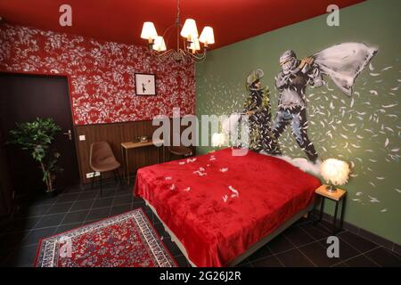 HOTEL A PARIGI, BANKSY, CIRCONDATO DA MURA Foto Stock