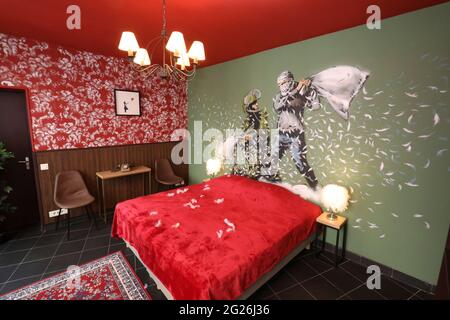 HOTEL A PARIGI, BANKSY, CIRCONDATO DA MURA Foto Stock