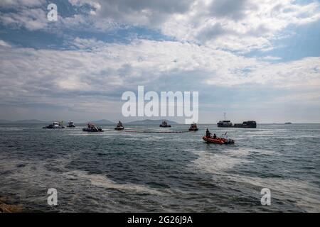 Istanbul, Turchia. 8 giugno 2021. Pulizia di navi e navi viste durante l'iniziativa di pulizia delle mucillagini da parte delle autorità del Mar di Marmara sulla costa caddebostana di Istanbul. Una delle cause di mucillagini nel Mare di Marmara è il riscaldamento globale e l'inquinamento ambientale ed è un organismo a cellula singola. Il suo pericolo in termini di diversità di vita è in aumento, si attacca a coralli e spugne che li causano a morire. Ciò provoca anche la morte dei pesci, che colpisce in tal modo l'industria della pesca. Credit: SOPA Images Limited/Alamy Live News Foto Stock