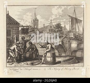 Vasche di aringhe tonnellate; « t Kuypen der Haringh tonnellate / The Hooping o Herring Barrils; Groote Vissery. Kuipers fabbricano tonnellate di aringhe sul molo, destra è una barca a terra. Sullo sfondo case e una torre della chiesa. La stampa fa parte di una serie di 32 parti di stampe con prestazioni su pesca di aringhe. Foto Stock