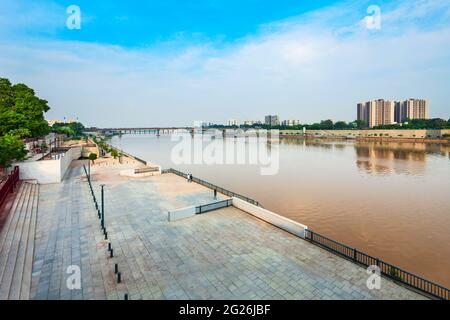 Vista aerea sul fiume Sabarmati vicino a Gandhi Ashram nella città di Ahmedabad, Gujarat stato dell'India Foto Stock