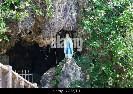 Higuera de la Sierra, Huelva, Spagna - 17 aprile 2021: Immagine della Vergine nella sua invocazione di nostra Signora di Lourdes in una grotta sul percorso de las To Foto Stock