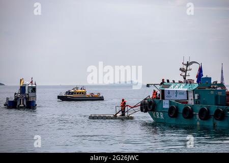 Istanbul, Turchia. 8 giugno 2021. Pulizia di navi e navi viste durante l'iniziativa di pulizia delle mucillagini da parte delle autorità del Mar di Marmara sulla costa caddebostana di Istanbul. Una delle cause di mucillagini nel Mare di Marmara è il riscaldamento globale e l'inquinamento ambientale ed è un organismo a cellula singola. Il suo pericolo in termini di diversità di vita è in aumento, si attacca a coralli e spugne che li causano a morire. Ciò provoca anche la morte dei pesci, che colpisce in tal modo l'industria della pesca. (Foto di Onur Dogman/SOPA Images/Sipa USA) Credit: Sipa USA/Alamy Live News Foto Stock