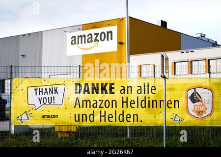 Dortmund, Germania, 8 giugno 2021: Su un grande banner all'ingresso del personale del parco logistico Amazon di Dortmund, i dipendenti sono ringraziati per il loro lavoro come eroi durante la pandemia della corona. --- Dortmund, 08.06.2021: Auf einem Großen Banner am Personaleingang des Amazon Logistikparks in Dortmund Wird den Mitarbeiterinnen und Mitarbeitern für deren Arbeit während der Corona-Pandemie als Heldinnen und Helden gedankt. Foto Stock