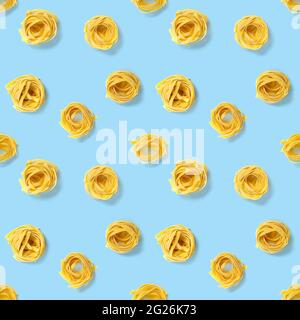 Motivo senza cuciture dalle tagliatelle di pasta italiana. Pasta cruda fettuccine pop art fondo, piatto. Pasta italiana al nido crudo isolata in blu Foto Stock