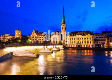 Fraumunster Chiesa e Munsterbrucke ponte attraverso il fiume Limmat nel centro della città di Zurigo in Svizzera Foto Stock