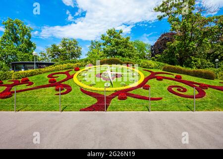 L'orologio dei fiori o l'horloge fleurie è un simbolo dei guardiani della città, situato nel parco Jardin Anglais nella città di Ginevra in Svizzera Foto Stock