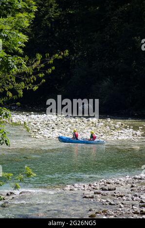 Kayak sul fiume Sava Bohinjika Bohinj Slovenia Foto Stock