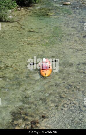 Kayak sul fiume Sava Bohinjika Bohinj Slovenia Foto Stock