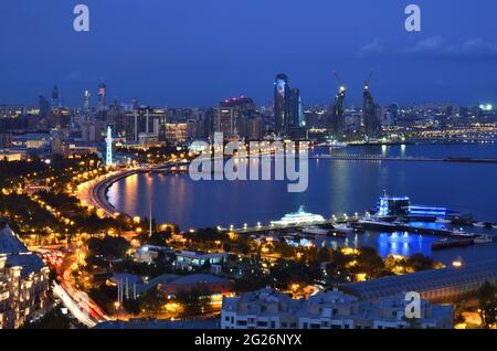 1 ottobre 2019.Baku.Panorama di notte Baku con una vista dal boulevard.Azerbaijan Foto Stock