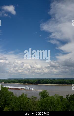 Chiatta il traffico sul fiume Mississippi presso il Cliff Cave County Park e il Mississippi Greenway a St. Louis. Foto Stock