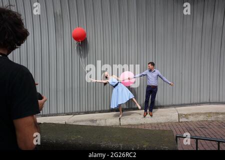 esame finale prima del matrimonio. Se si può (sposa e sposo) saltare di fronte al fotografo allo stesso tempo, è ora possibile sposarsi. Foto Stock