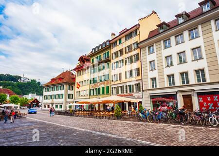 LUZERN, SVIZZERA - 12 LUGLIO 2019: Strada con case colorate in stile locale a Lucerna. Lucerna è una città della Svizzera centrale. Foto Stock