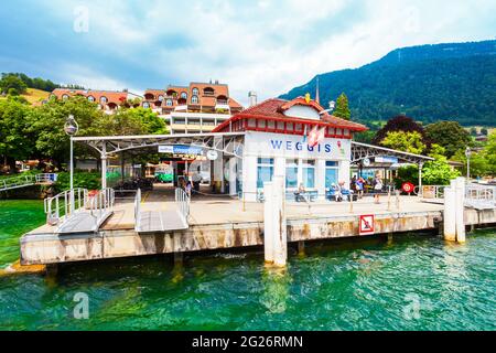 WEGGIS, SVIZZERA - 12 LUGLIO 2019: Molo a Weggis, una città sulla riva settentrionale del lago di Lucerna nel Cantone di Lucerna in Svizzeran. Foto Stock