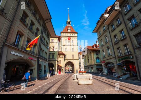 BERNA, SVIZZERA - 13 LUGLIO 2019: Kafigturm è una torre dell'orologio medievale di riferimento nella città svizzera di Berna Foto Stock