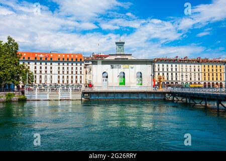 Ginevra, Svizzera - Luglio 20, 2019: Pont de la Machine o Arcade des Arts è un edificio storico sul ponte attraverso il Rodano nella città di Ginevra in Foto Stock