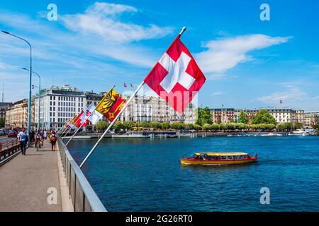 GINEVRA, SVIZZERA - 20 LUGLIO 2019: Bandiere svizzere al Pont du Mont Blanc nella città di Ginevra in Svizzera Foto Stock