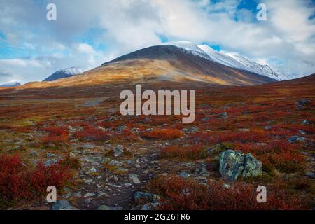 Percorso roccioso e cime innevate lungo il sentiero Kungsleden a metà settembre, Salka a Singi parte del sentiero, Lapponia, Svezia Foto Stock