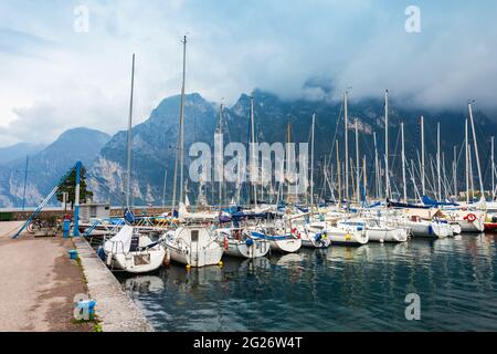 Riva del Garda antenna porta vista panoramica. Riva è una città sulla punta nord del Lago di Garda nella regione Trentino Alto Adige in Italia. Foto Stock