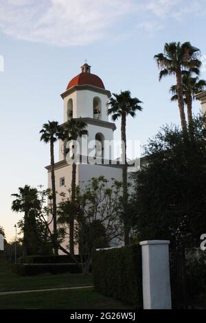 San Juan Capistrano, California, USA - 7 giugno 2021: Campanile della Missione San Juan Capistrano al Tramonto Foto Stock