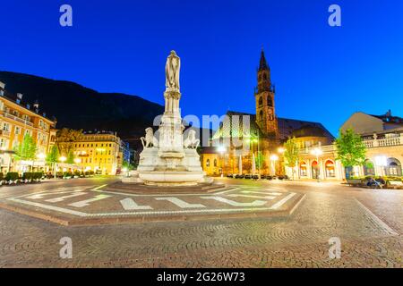 Waltherplatz o Piazza Walther von der Vogelweide si trova la piazza principale nella città di Bolzano in Alto Adige, Italia Foto Stock