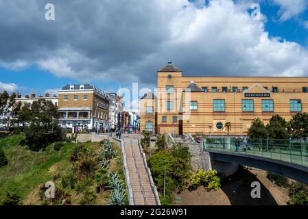 Debenhams nel centro commerciale Royals in High Street, Southend on Sea, Essex, Regno Unito. Pietra angolare chiusa, magazzino di ancoraggio durante il COVID 19. Pier Hill Foto Stock