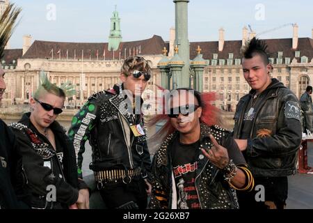 gli anni '80 punk fashion puntano i grandi ragazzi che fanno una dichiarazione di moda, giacche con borchie, pettinature punk, la casa imbianchita Foto Stock