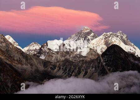 Vista serale del tramonto sul Monte Everest e Lhotse dalla valle di Gokyo. Tre passi e il campo base del Monte Everest trekking, Khumbu Valley, Solukhumbu, Sagarmatha n Foto Stock