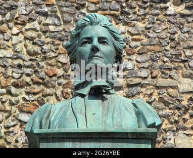 Norwich, monumento a Edith Cavell, infermiera e martire, prima guerra mondiale, Norfolk, Inghilterra, Regno Unito Foto Stock